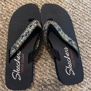 Skechers yoga foam flip flops.  NEVER WORN